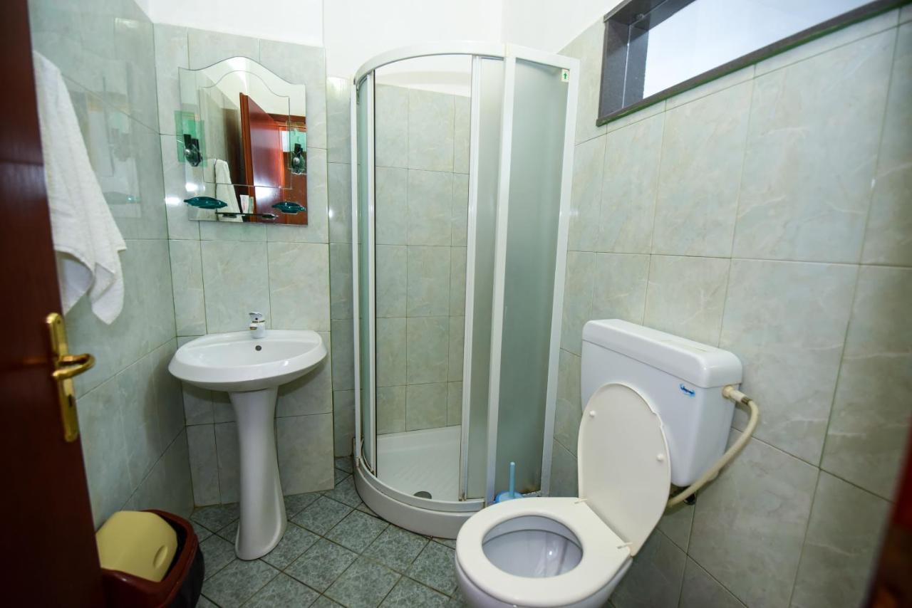 Koa Hotel Durres Bagian luar foto