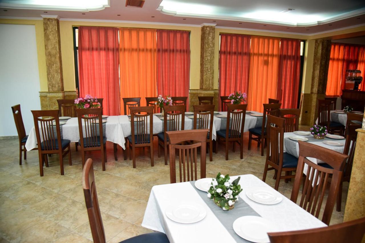 Koa Hotel Durres Bagian luar foto